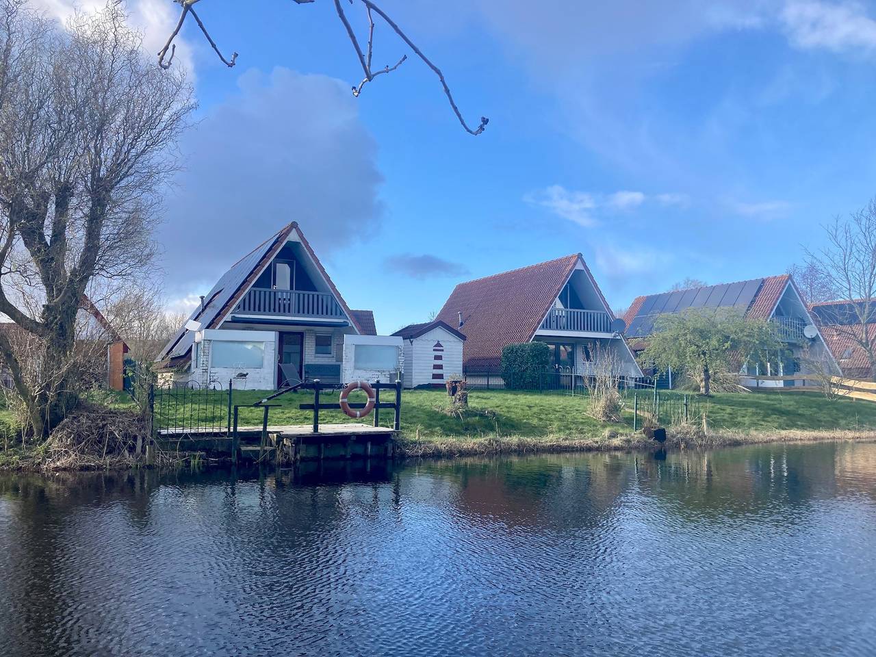 Ferienhaus Platz an der Sonne 6 pers an einer breiten Gracht in Oostmahorn, Dongeradeel