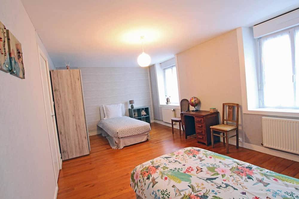 Charmante maison rénovée avec 2 chambres, à 3 km de la mer, proche commerces, parking, wifi. in Les Pieux, Côte de la Déroute
