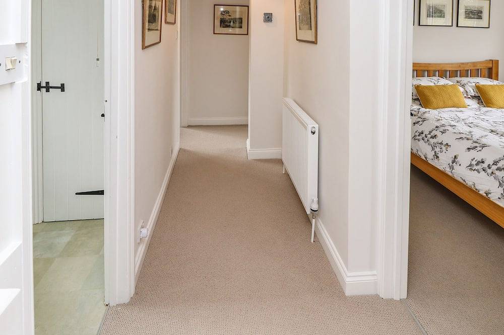 Frosthill Cottage, pet friendly, with open fire in Carisbrooke in Newport (Isla de Wight), Isla de Wight