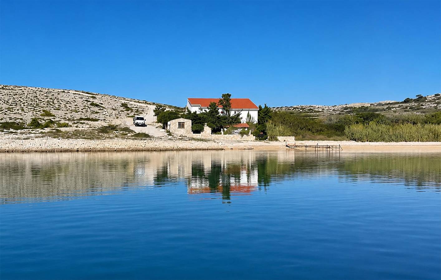 Ganze Ferienwohnung, Gemütliche Ferienwohnung mit Meerblick, Terrasse und Parkplatz, 800 m vom Strand entfernt in Pag