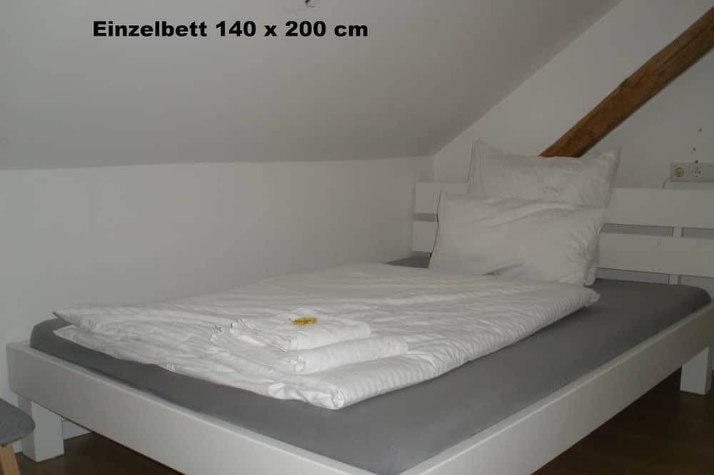 Ganze Wohnung, Nelke -  Ferienwohnungen Flora, kleines Apartment unter dem Dach in Bad Windsheim, Steigerwald