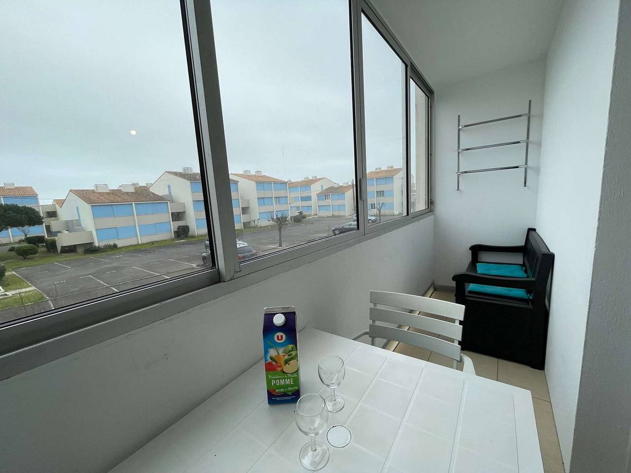Entire apartment, Beachside 3-Room Apartment with Balcony & Parking - Sleeps 6 in Saint-Hilaire-de-Riez, Vendée
