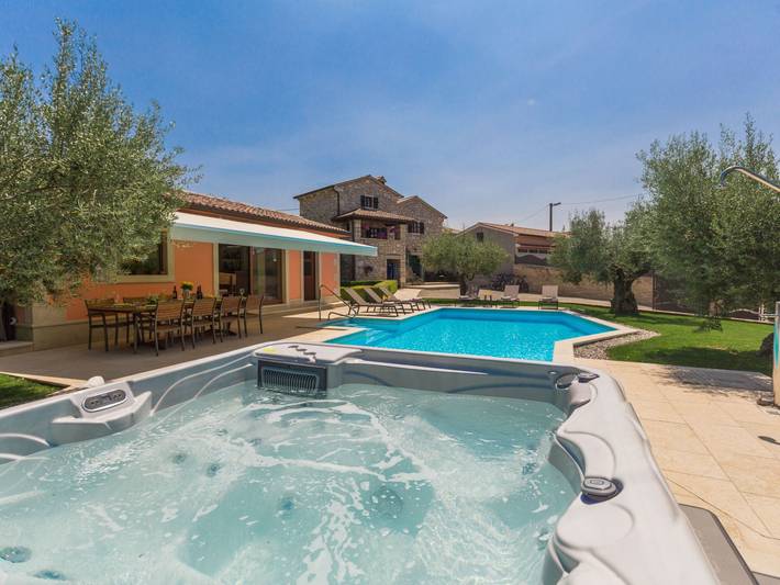 Ferienhaus für 12 Personen, mit Terrasse und Garten sowie Pool, mit Haustier