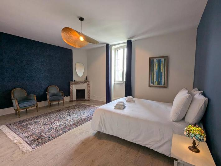 Location de vacances pour 2 personnes, avec terrasse et piscine ainsi que jardin et vue à Chadurie - 2