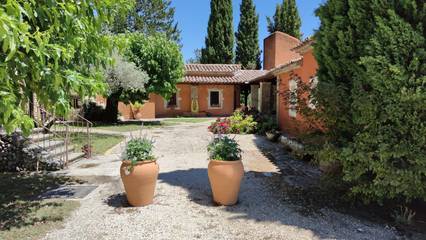 Gîte pour 4 personnes, avec terrasse ainsi que jardin et piscine à Tulette