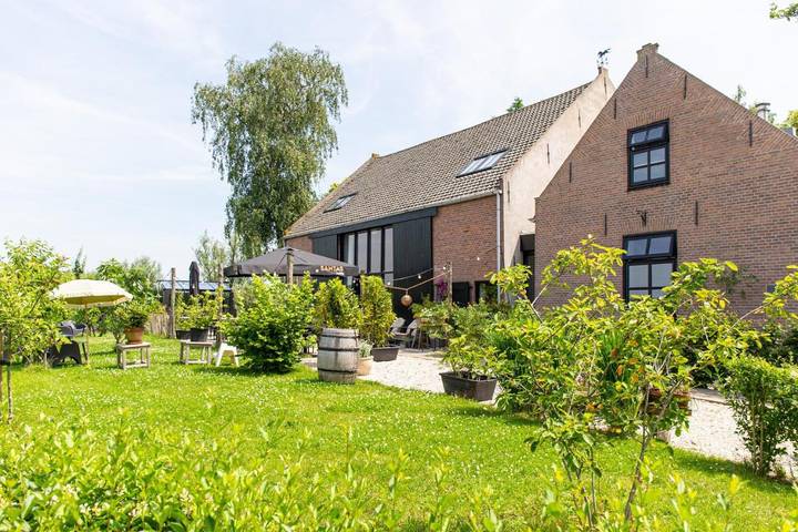 B&b voor 2 personen, with Terras and Tuin as well as Uitzicht in Dordrecht