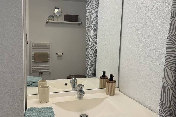 Appartement entier, Joli studio rénové à 10 min du centre de Bordeaux in Cenon, Région de Bordeaux