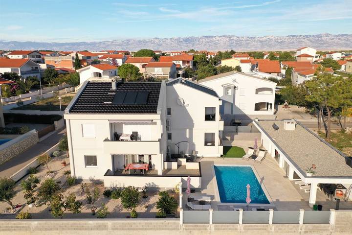 Apartament wakacyjny dla 4 osób, z balkon i balkon/ taras oraz basen w Dalmatyńskie wyspy