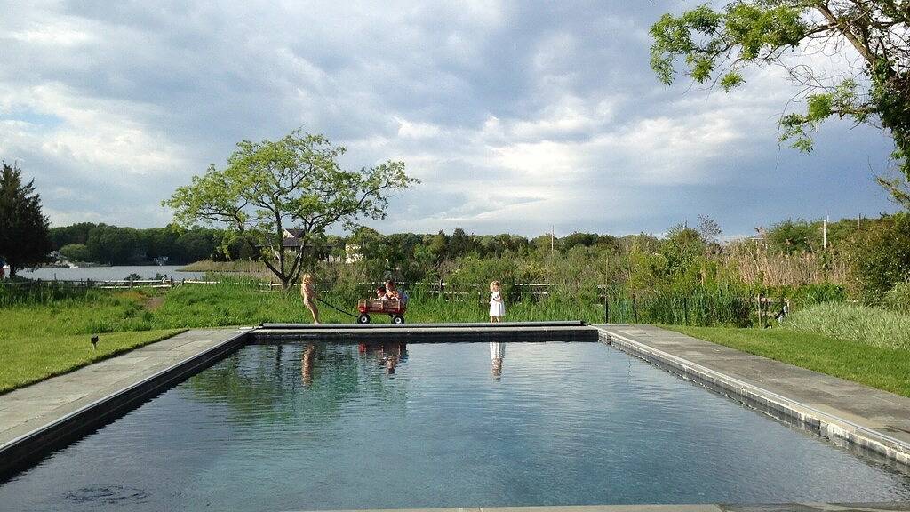 Atemberaubende Haus am Wasser mit Pool, Bootsanleger und Hektar Land in Noyack, Hamptons