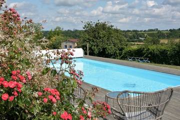 Gîte pour 6 personnes, avec jardin ainsi que piscine et vue, animaux acceptés à Verruyes