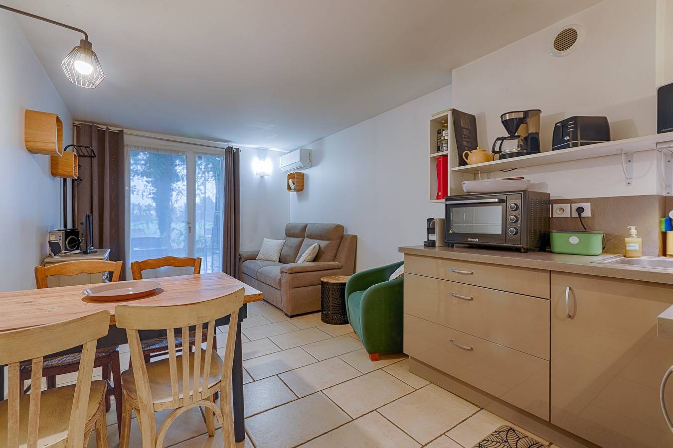 Apartamento entero, Apartamento 'Au Epicéah, Logement À La Campagne' con vistas a la montaña, Wi-Fi y aire acondicionado in Valence (Drôme), Región de Valence