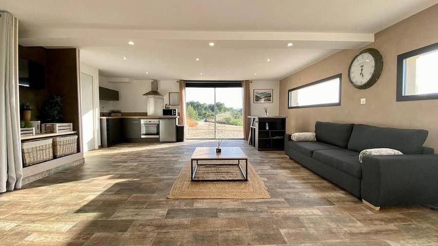 Gîte pour 4 personnes, avec vue ainsi que terrasse et jardin à Saint-Julien-les-Rosiers - 3