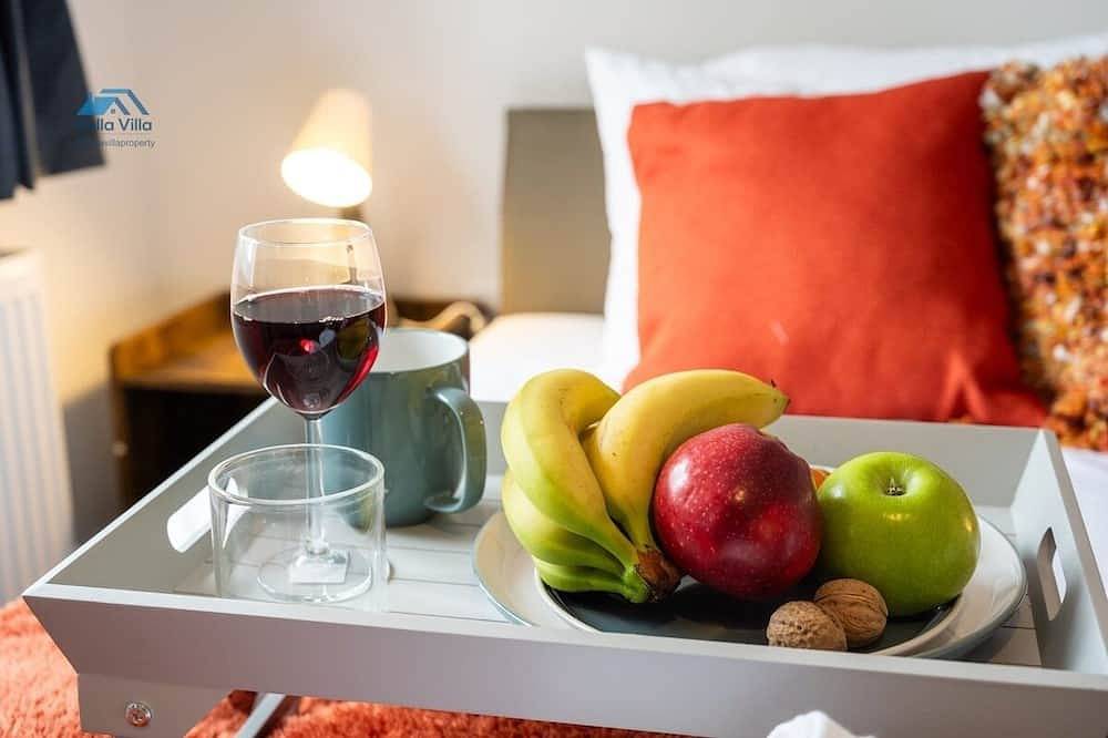 The Pines Villa 1 | Spacious 3Br | Cinema, Games & Ev | Parking | Sleeps 10+ in Northampton, Northamptonshire