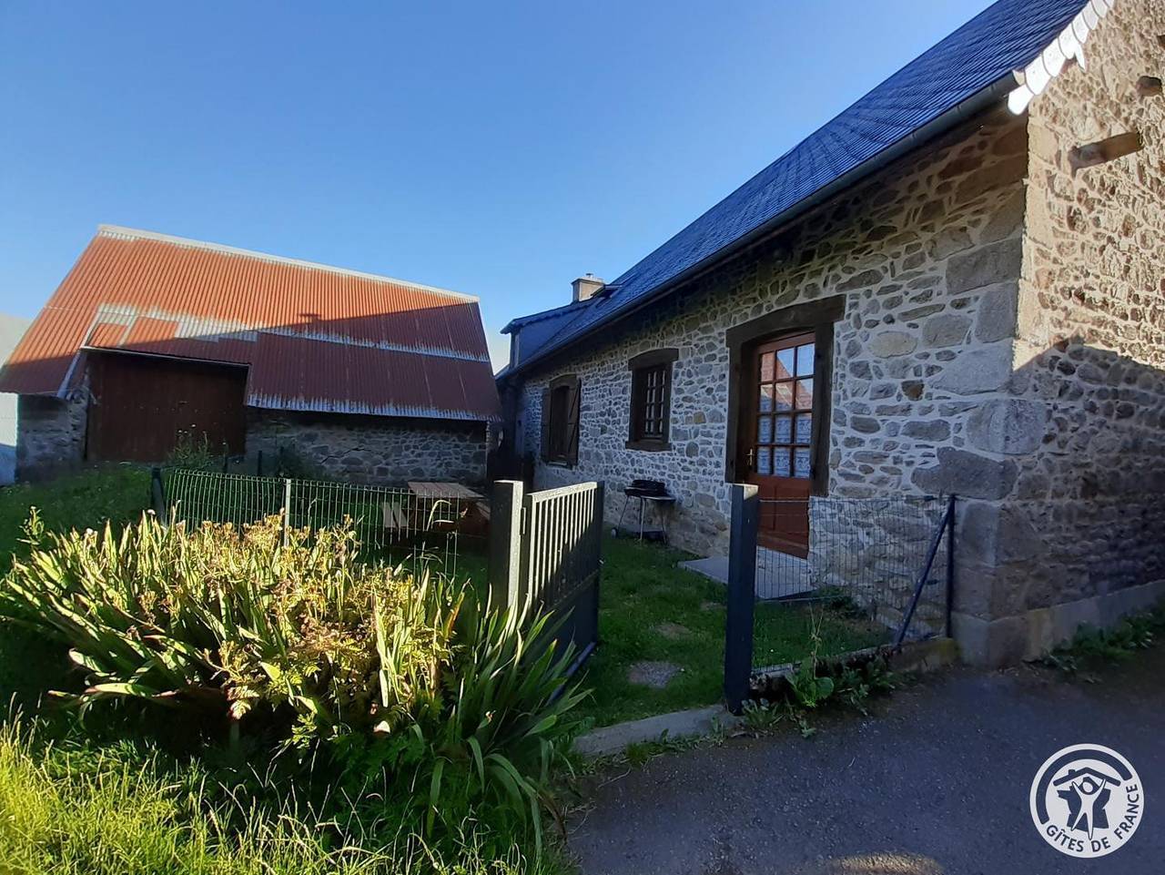 Umzäuntes Ferienhaus mit Waschmaschine, TV & Backofen + Mehr in Lamazière-Haute, Ussel und Umgebung