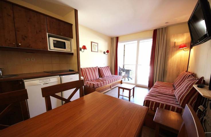 Gîte pour 4 personnes, avec Balcon et Jardin ainsi que Piscine et Vue dans Thermes Le Modele Le Teich