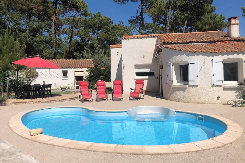 3 bed, 2 bath,  villa with private heated pool, moments from blue flag beach in La Tranche-sur-Mer, Vendée