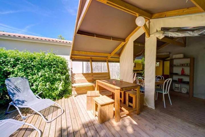 Tente pour 4 personnes, avec Terrasse et Piscine