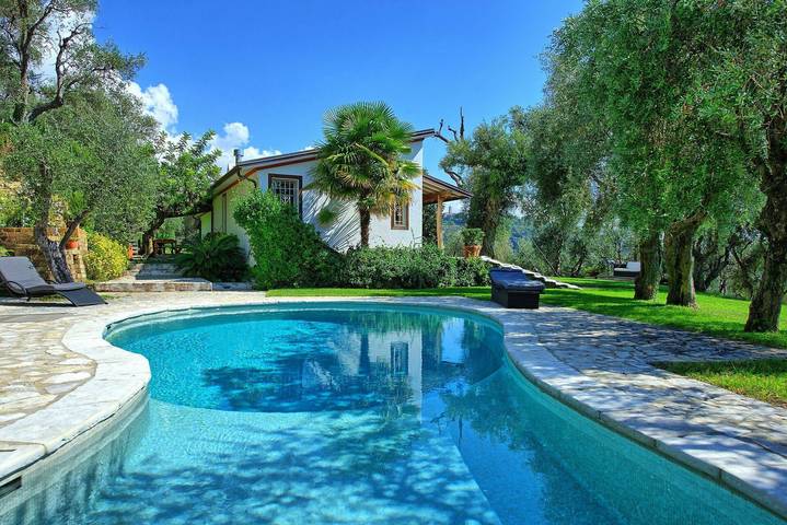 Villa per 8 persone, con piscina e terrazza nonché giardino, con animali domestici in Pietrasanta