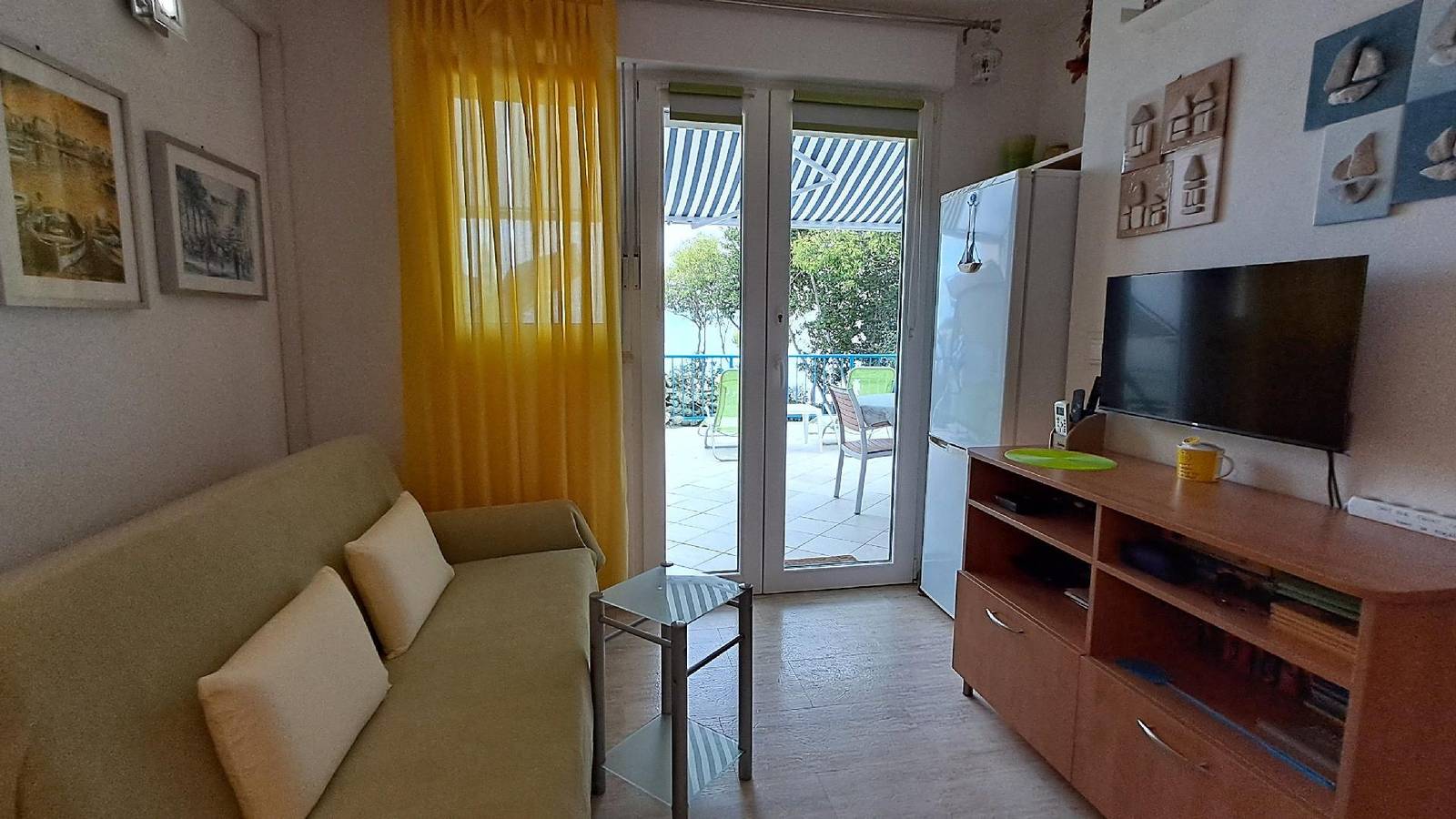 Ganze Ferienwohnung, Strandnahe Ferienwohnung mit großer Terrasse in Postira, Brac