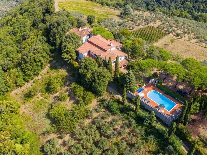 Agriturismo con piscina per 10 persone, con giardino a Carmignano