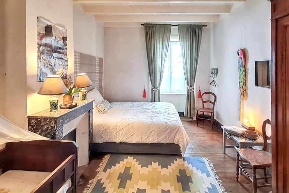 Homerez - Charmantes Haus in Mauzun mit Garten und Blumenpatio in Mauzun, Regionaler Naturpark Livradois-Forez