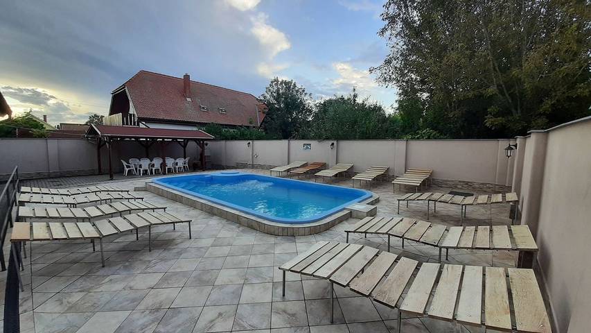 Ferienwohnung für 4 Personen, mit Pool und Terrasse in Balatonlelle