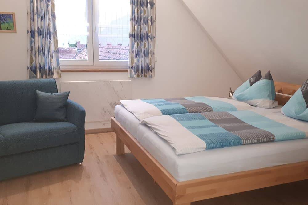 Ganze Wohnung, Ferienhaus (75 m2) mit großzügiger Küche, offener Galerie und Terrasse in Weigenheim, Fränkisches Weinland