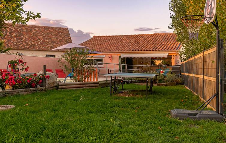 Location de vacances pour 6 personnes, avec piscine ainsi que terrasse et jardin à Pomport