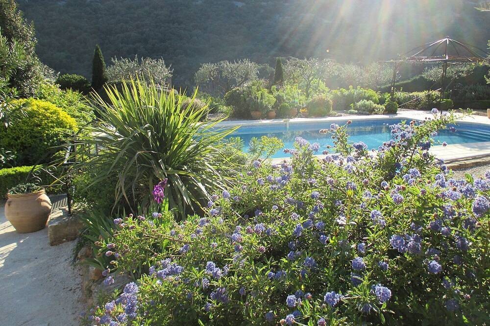 Entire apartment, New studio in beautiful property with swimming pool and views of the Ardèche gorges in Saint-Martin-d'Ardèche, Gorges de l’Ardèche