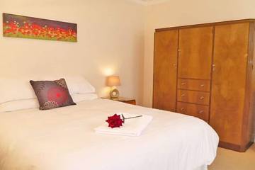 Holiday Rental for 20 People in Gosport, Hampshire, Photo 1