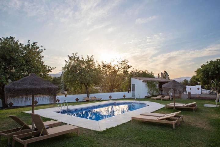 Apartamento para 2 personas, con Terraza además de Jardín y Piscina en Pizarra