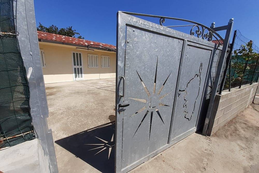 Casa Vacanze Indipendente, Parcheggio Interno e Giardino Privato Recintato in Lucciana, Región de Bastia