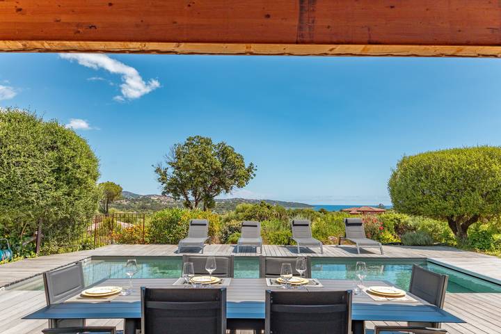 Location de vacances pour 8 personnes, avec piscine ainsi que terrasse et jardin dans Plage de Pinarello