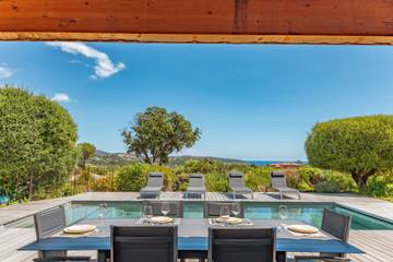 Location de vacances pour 8 personnes, avec terrasse ainsi que piscine et jardin à Zonza