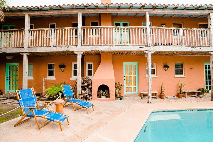 Vacation rental for 6 people, with terrace and pool as well as yard in Port Isabel