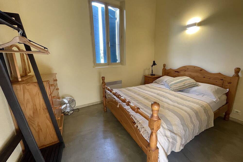Gite Soie: cosy stone cottage in a quiet area surrounded by vines in Mazan, Parc naturel régional du Mont-Ventoux