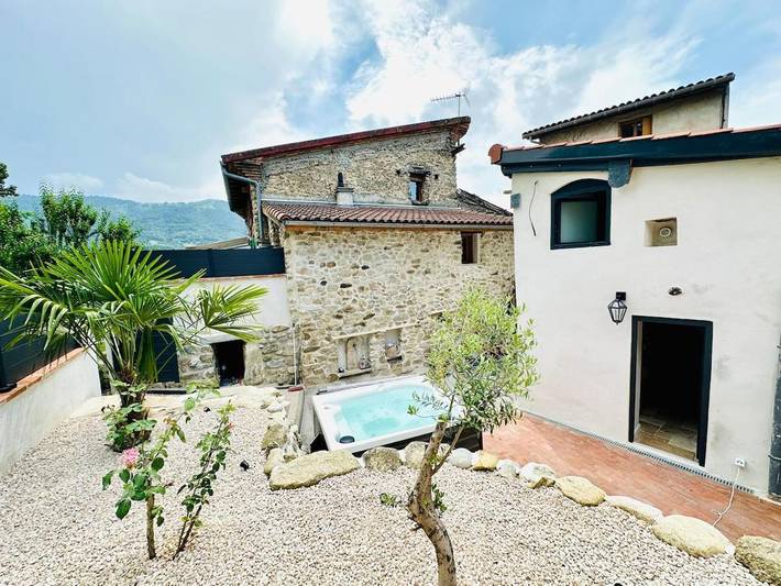Maison de vacances pour 2 personnes, avec terrasse ainsi que jardin et jacuzzi