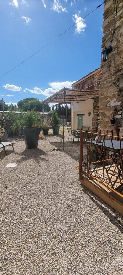 Chambre d’hôte pour 2 personnes, avec terrasse ainsi que piscine et jardin