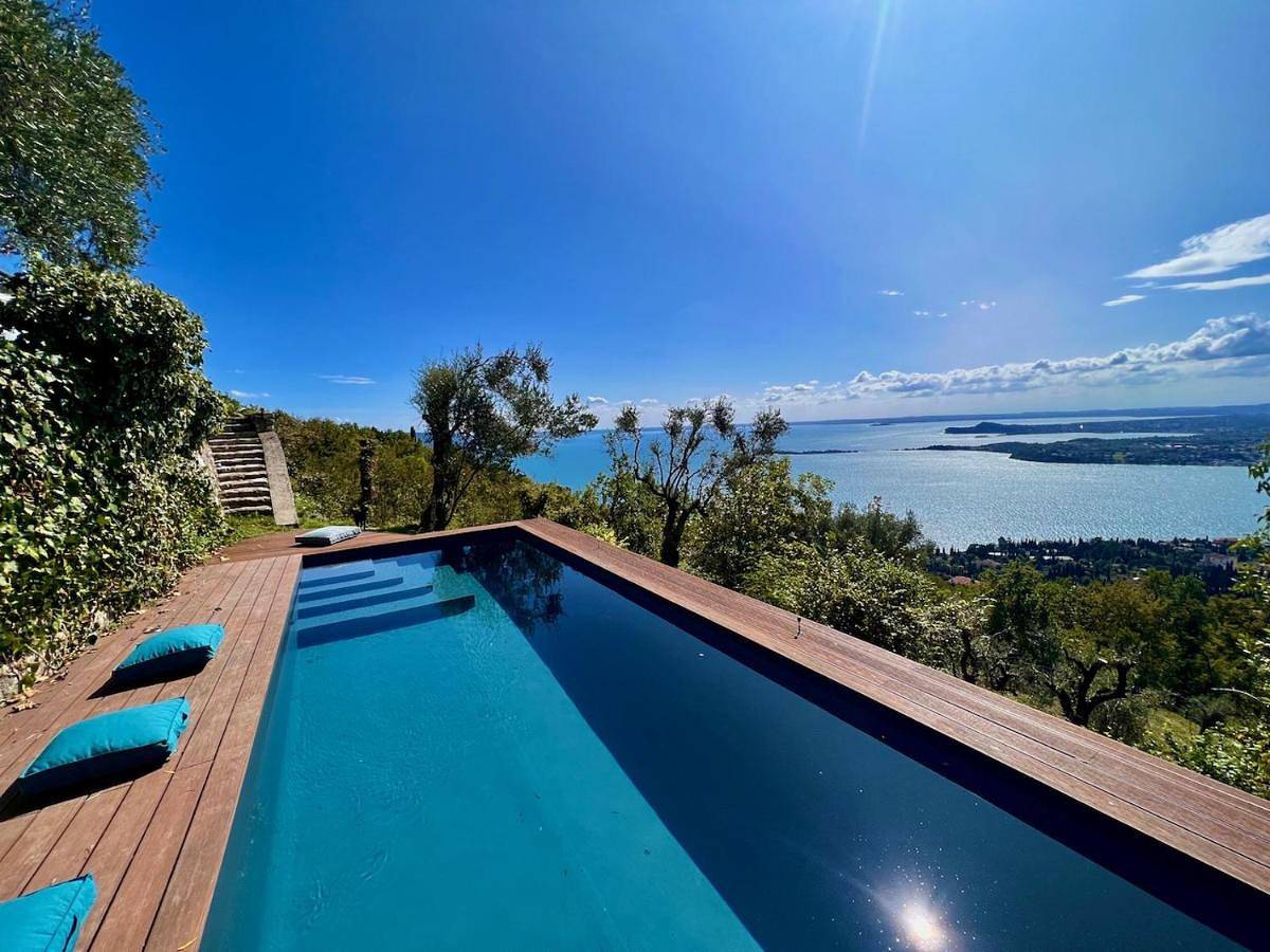 Neu- Villa Ventinove zauberhaft renovierte Landhausvilla mit traumhaftem 180-Seeblick und Park in Gardone Riviera, Gardasee-Berge