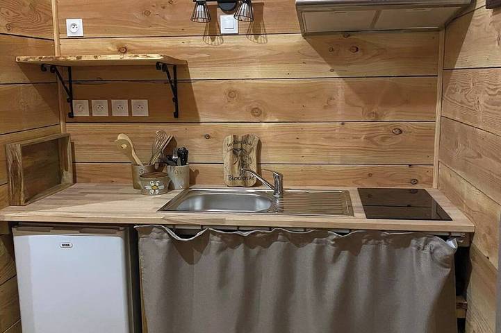 Les chèvres de Jabi cabane sur pilotis in Trémont, Région d'Alençon