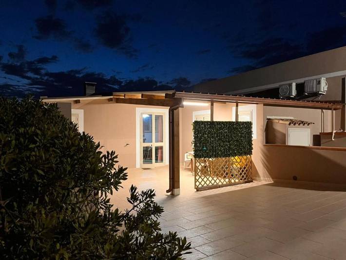Appartement entier, Appartement 'Nonna Rosa' avec terrasse privée, jardin partagé et climatisation in Granelli, Pachino