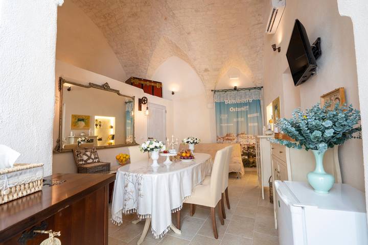 Suite Cavour 30 - Historic center of the 1700s, with Sea View, Wi-Fi and Air Conditioning in Ostuni, Salento