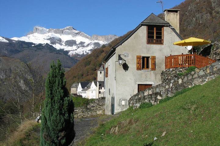 Gîte pour 6 personnes, avec jardin et terrasse à Cette-Eygun