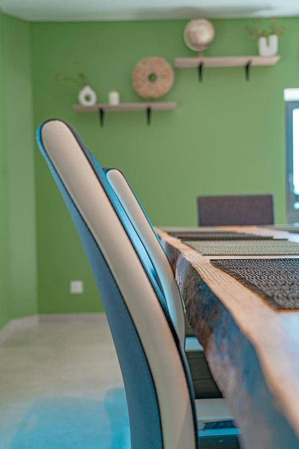 Location de vacances pour 10 personnes, avec vue ainsi que terrasse et piscine à Coubon - 3