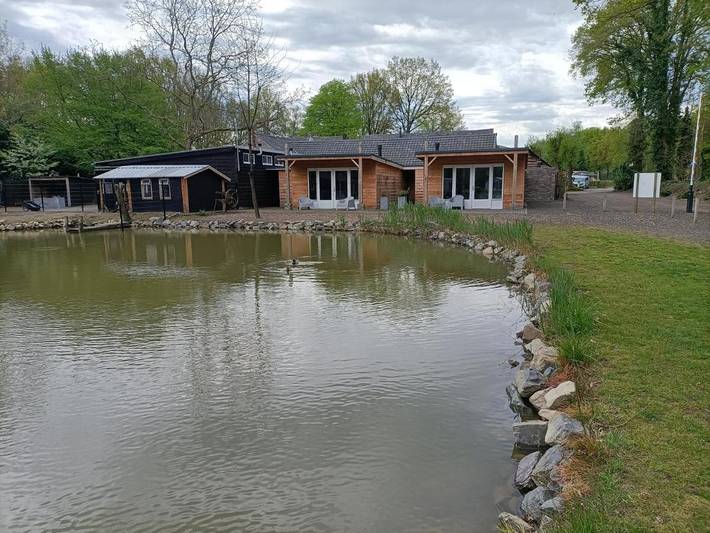 Location de vacances pour 2 personnes, avec Terrasse et Jardin ainsi que Vue et Vue sur le lac à Veldhoven - 3