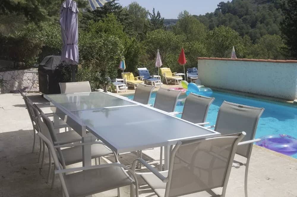 Very nice air-conditioned villa for rent. 6 km away from Cassis. Very large pool in Carnoux-en-Provence, Marseille region