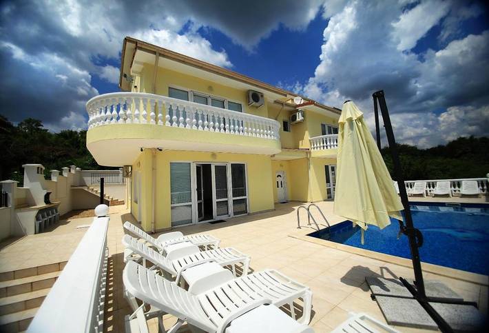 Villa for 20 people, with Balcony and Terrace as well as Garden and Pool in Bulgaria