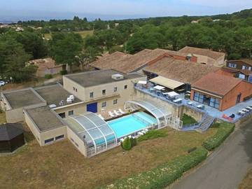 Gîte pour 8 personnes, avec jacuzzi ainsi que piscine et bassin pour enfant, animaux acceptés à Saissac