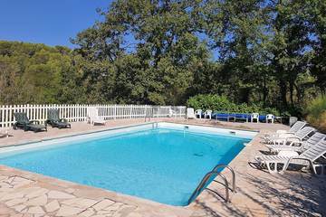 Gîte pour 2 personnes, avec terrasse ainsi que jardin et piscine à Montferrat