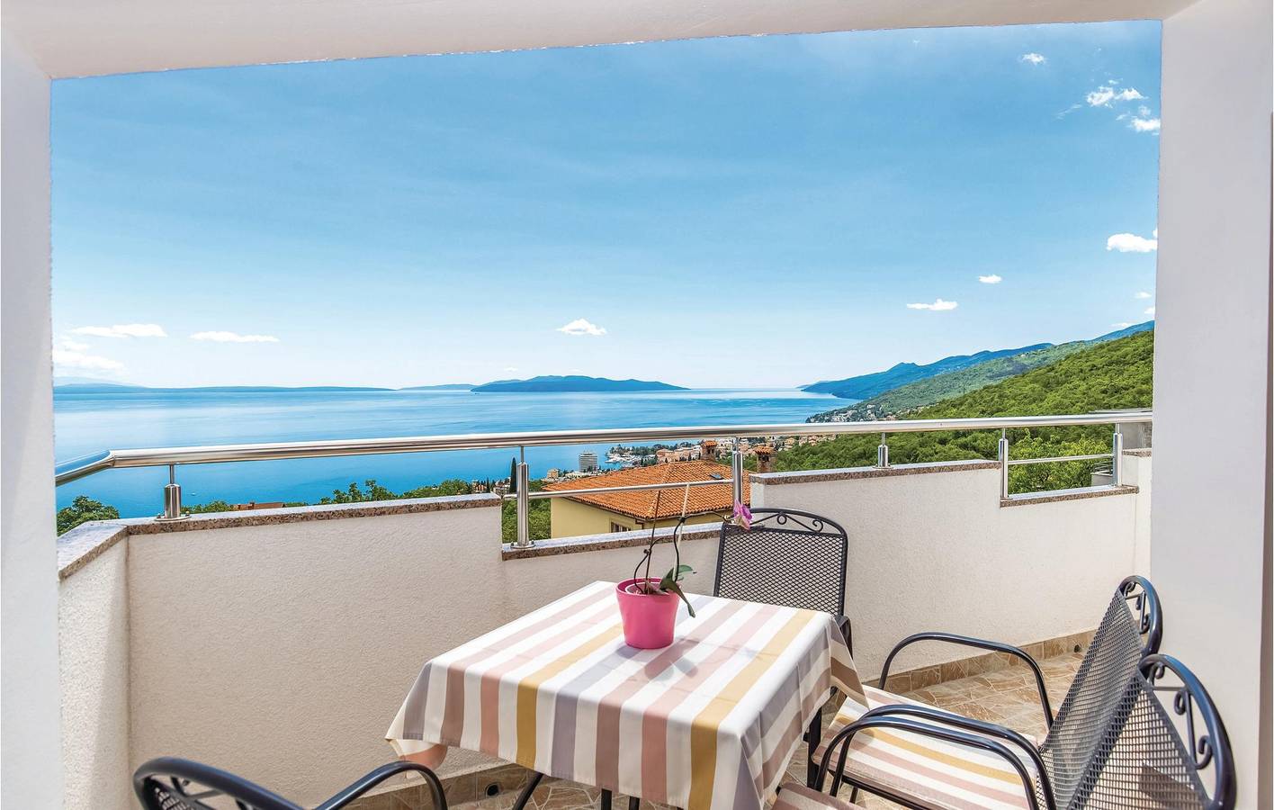 Appartement de vacances entier, Charmant appartement de 2 chambres avec terrasse, à 2,5 km de la plage in Opatija Riviera